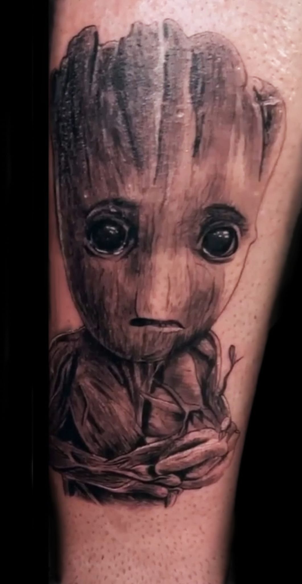 Groot tatuado en el antebrazo