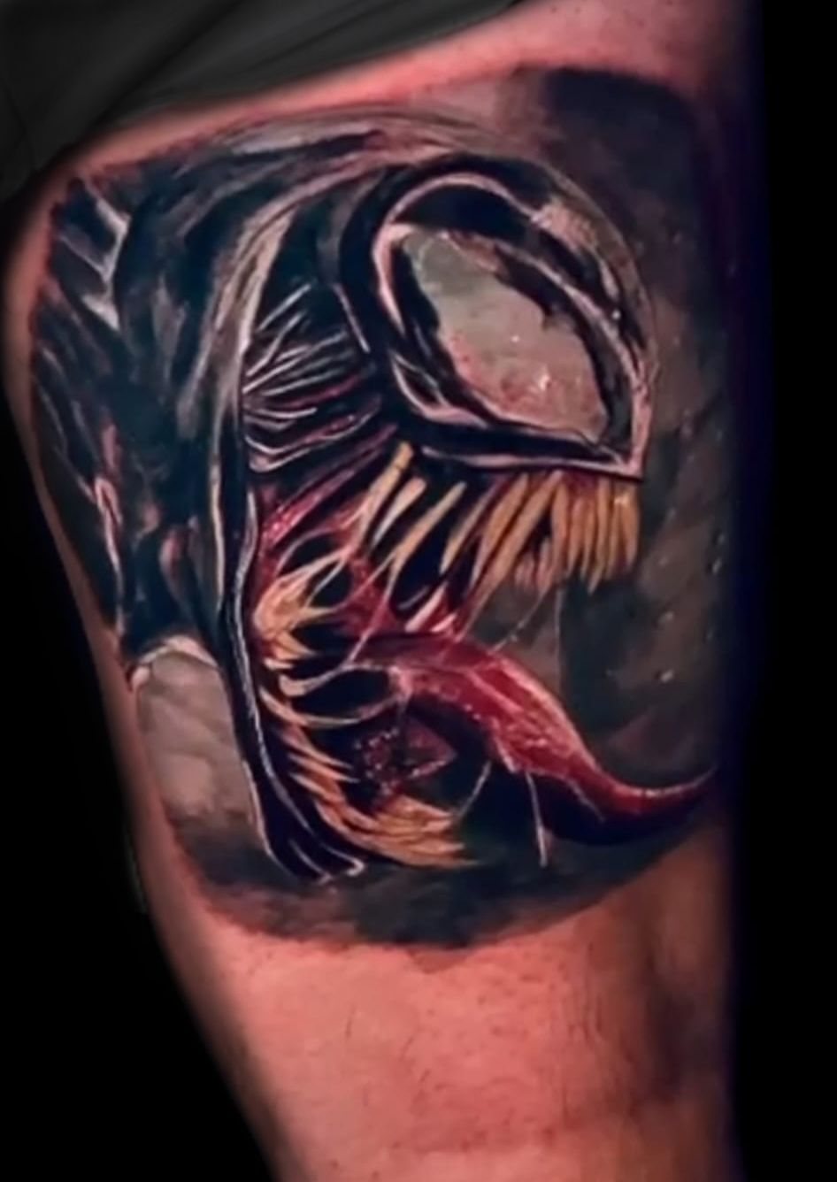 Venom tatuado a color